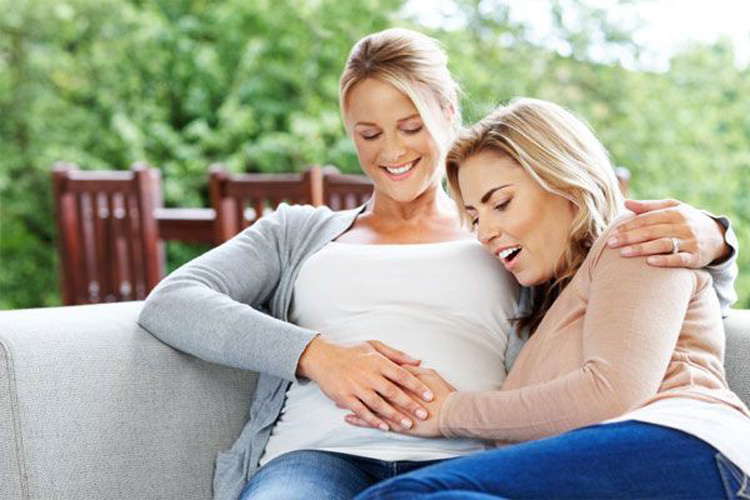 Hình ảnh minh họa cặp đôi đồng tính nữ mang thai