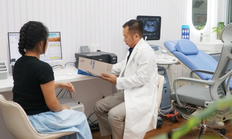 Bác sĩ thăm khám toàn diện để xây dựng lộ trình IVF phù hợp cho từng trường hợp