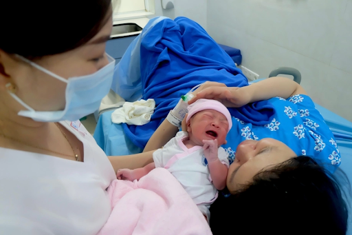 Người mẹ thực hiện IVF đúng quy định được hỗ trợ hoàn tất thủ tục hành chính 