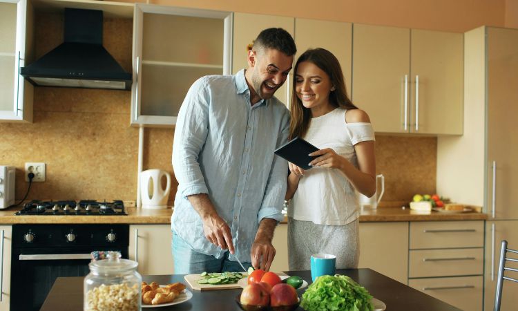 Hai vợ chồng cần duy trì ăn uống cân đối và giữ thói quen sinh hoạt lành mạnh
